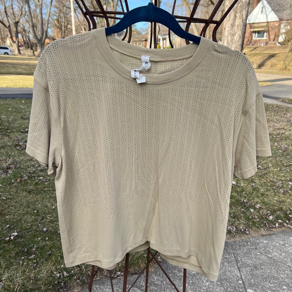 Lululemon swingy top, small holes for ventilation, for work(out) or play